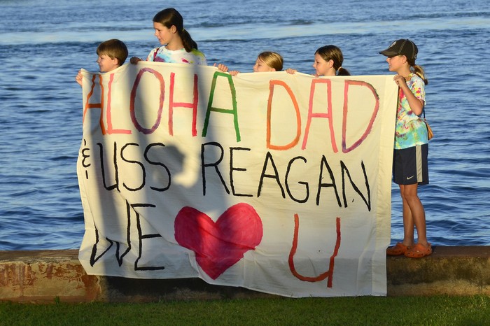 Khi trở về căn cứ trên quần đảo Hawaii, tàu sân bay USS Ronald Reagan đã được đông đảo người dân chào đón.